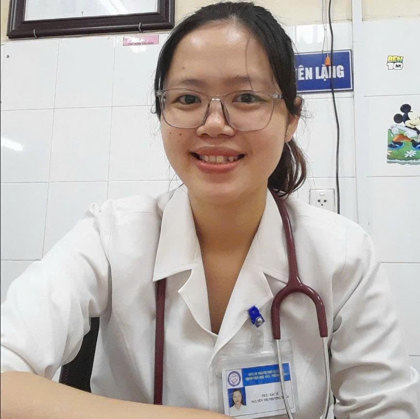 ThS.BS. Nguyễn Thị Phương Thảo đang khám cho trẻ